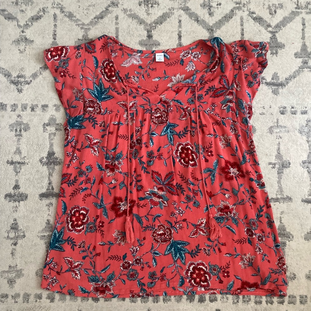 A blouse with a bright pattern and strings that are optional to tie or not!